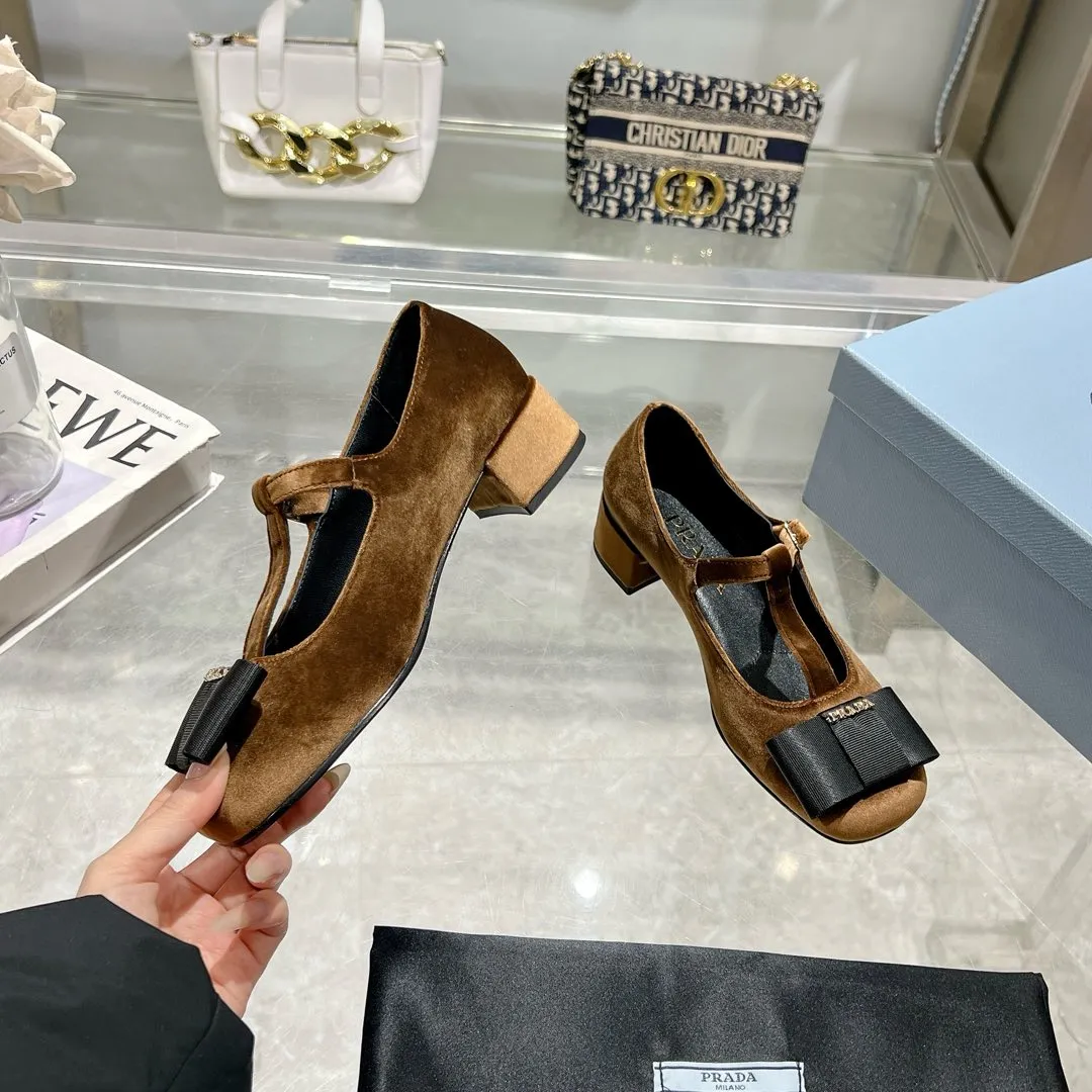 👟👟Ex-factory price 540👟👟 Prada 25ss early spring new model 🌟 Recommended by major bloggers in Xiaohongshu, showing classic charm. Injection-molded leather outsole, imported mixed-breed sheep lining. These velvet-textured pumps combine elegance with modern sophistication, and the delicate bow adds a romantic touch. The upper is decorated with grosgrain bow and metal buckle. Metal letter logo. Decorated with metal letter logo. Velvet texture covered heel with height 4.5cm. Size: 35 to 40 (41 is custom-made and cannot be returned or exchanged)